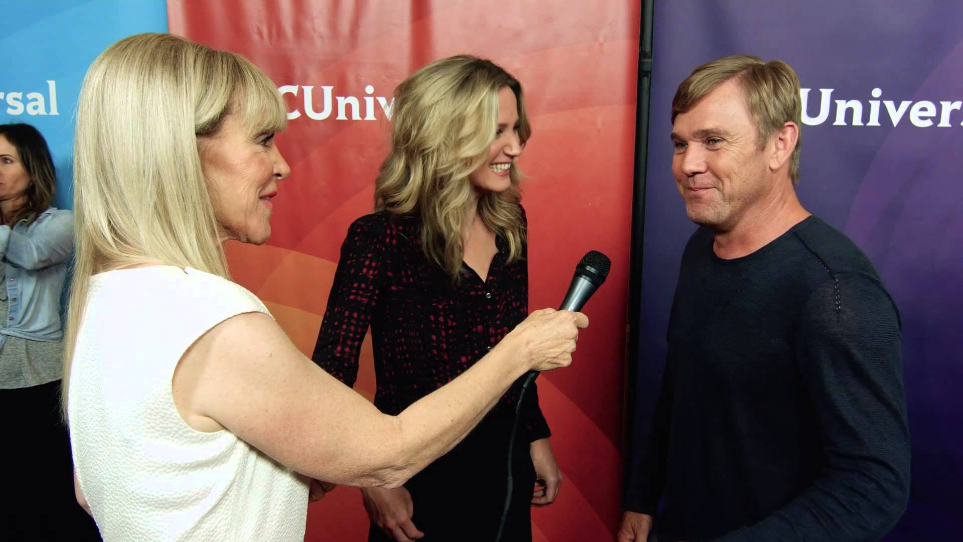 Jennifer Nettles and Ricky Schroder don Dolly Parton’s ‘Coat